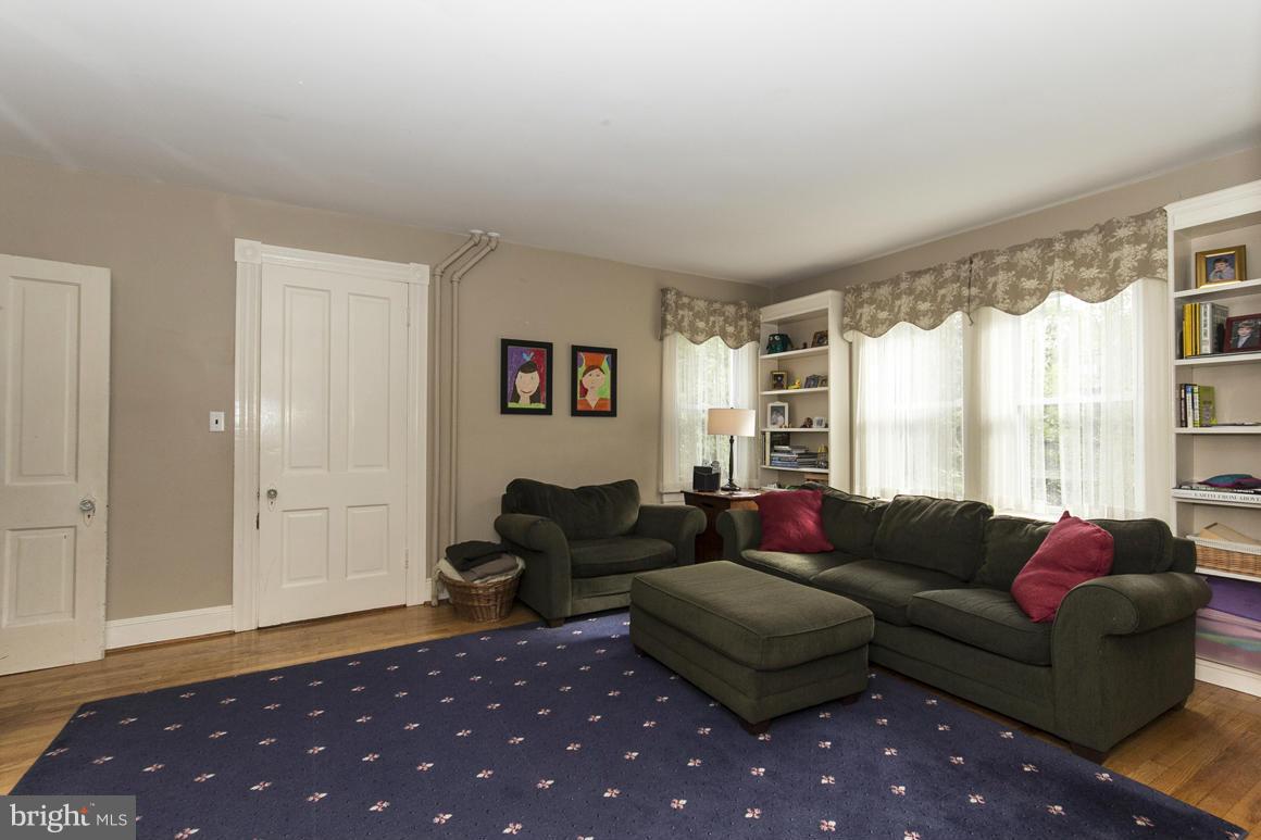 720 St Johns Road Baltimore, MD 21210 - Photo 9 of 25 Living Room