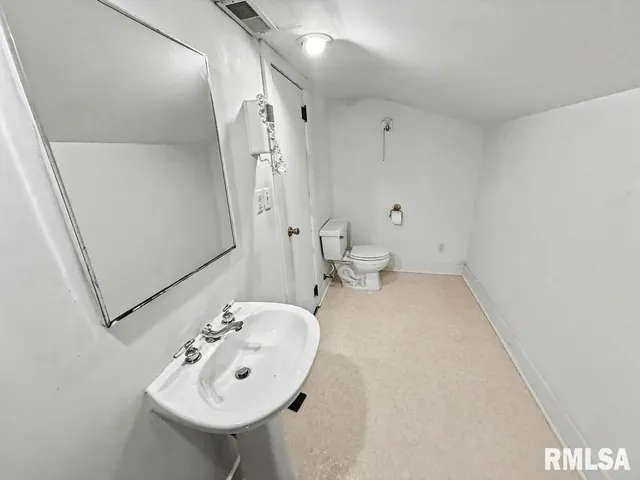 $159,900 | 113-115 McCann Street, Benton, IL 62812