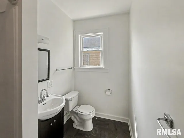 $159,900 | 113-115 McCann Street, Benton, IL 62812