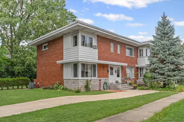 $2,450 | 4836 Kirk Street, Unit B, Skokie, IL 60077