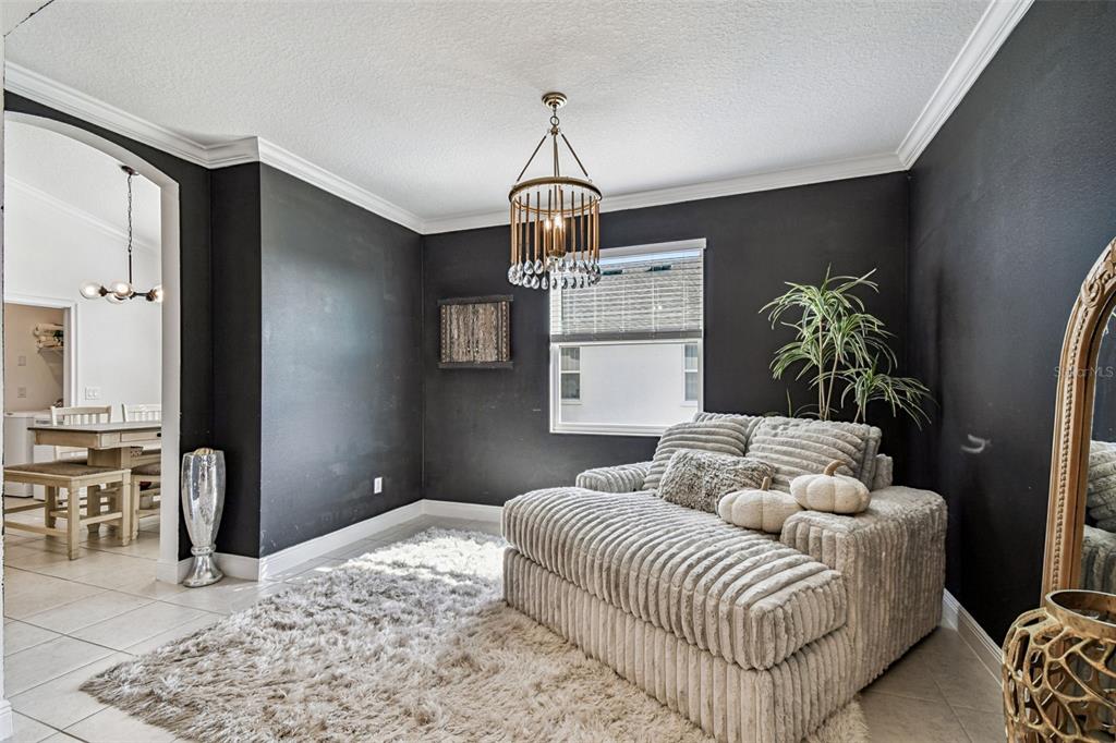 1039 Davis Heather Circle Seffner, FL 33584 - Photo 10 of 27 a living room with furniture