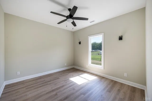 a view of a house with yard