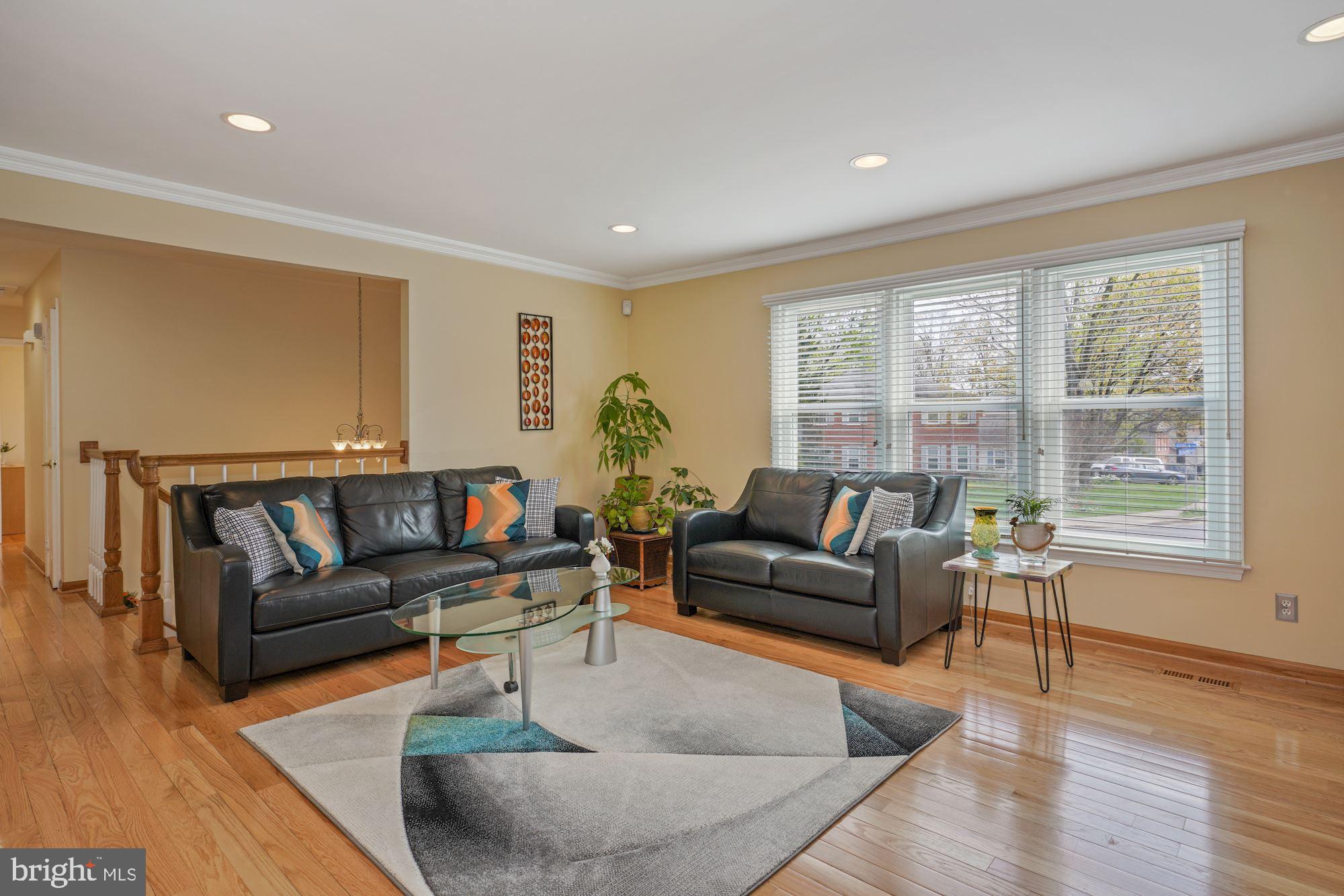 8112 Viola Street Springfield, VA 22152 - Photo 2 of 28 Main level living