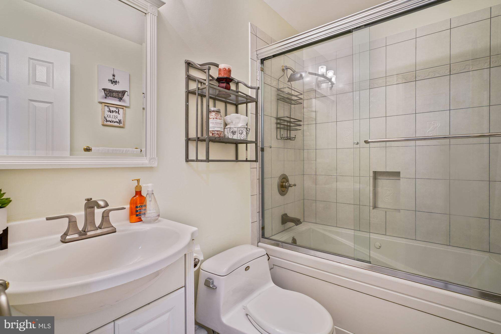 8112 Viola Street Springfield, VA 22152 - Photo 14 of 28 Mid level bath with jetted tub