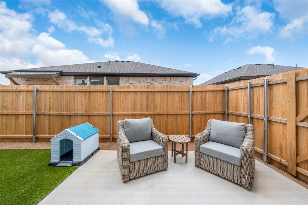 6415 Fm 1570 Street West, Unit 116 Greenville, TX 75402 - Photo 32 of 34 a balcony with furniture and a garden