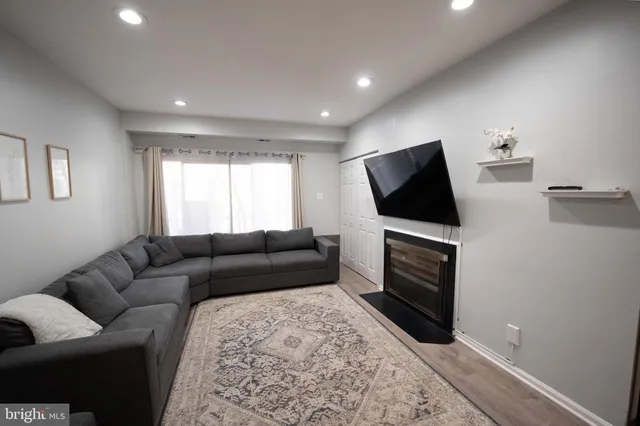 $1,800 | 15 Pickering Court, Unit 1502, Germantown, MD 20874