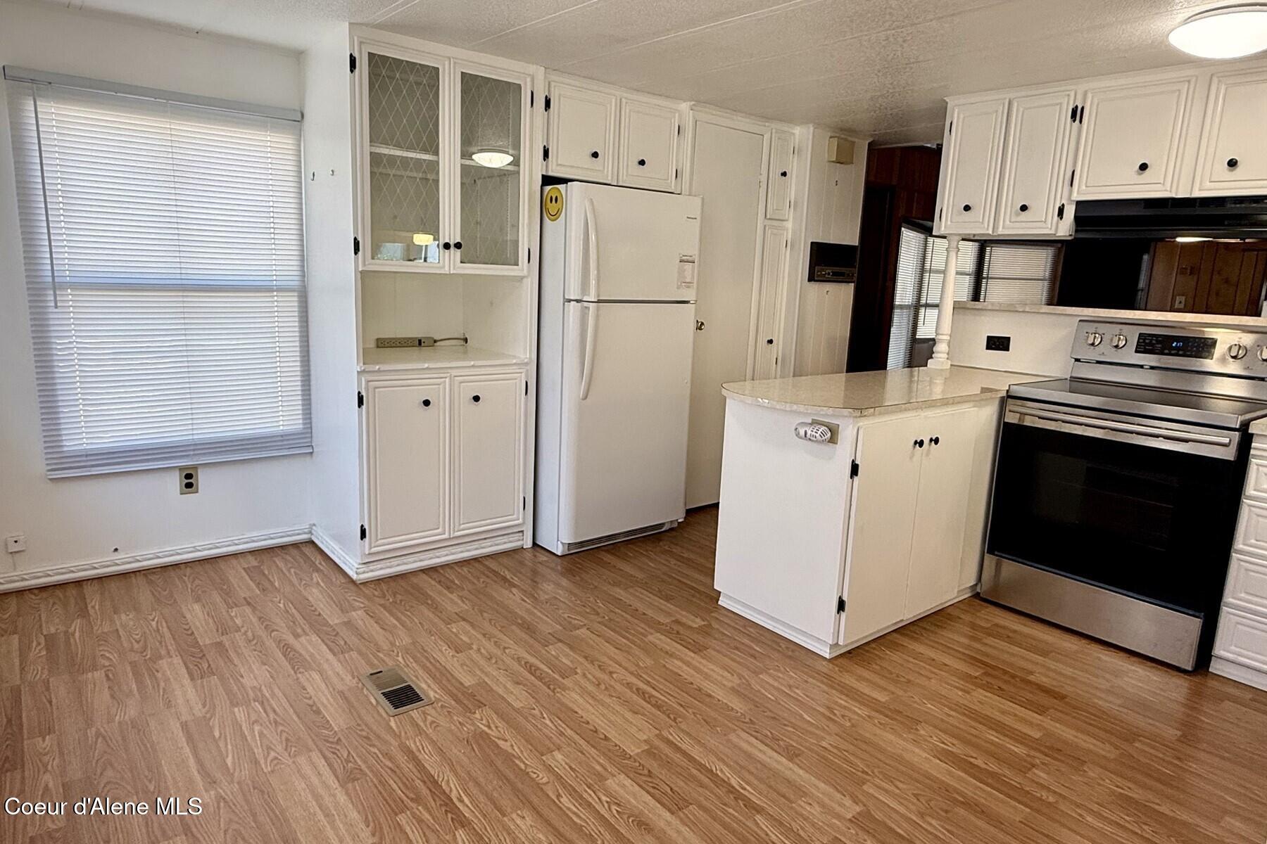 8570 North Hayden Pines Way Hayden, ID 83835 - Photo 14 of 38 Dining Room view to Kitchen
