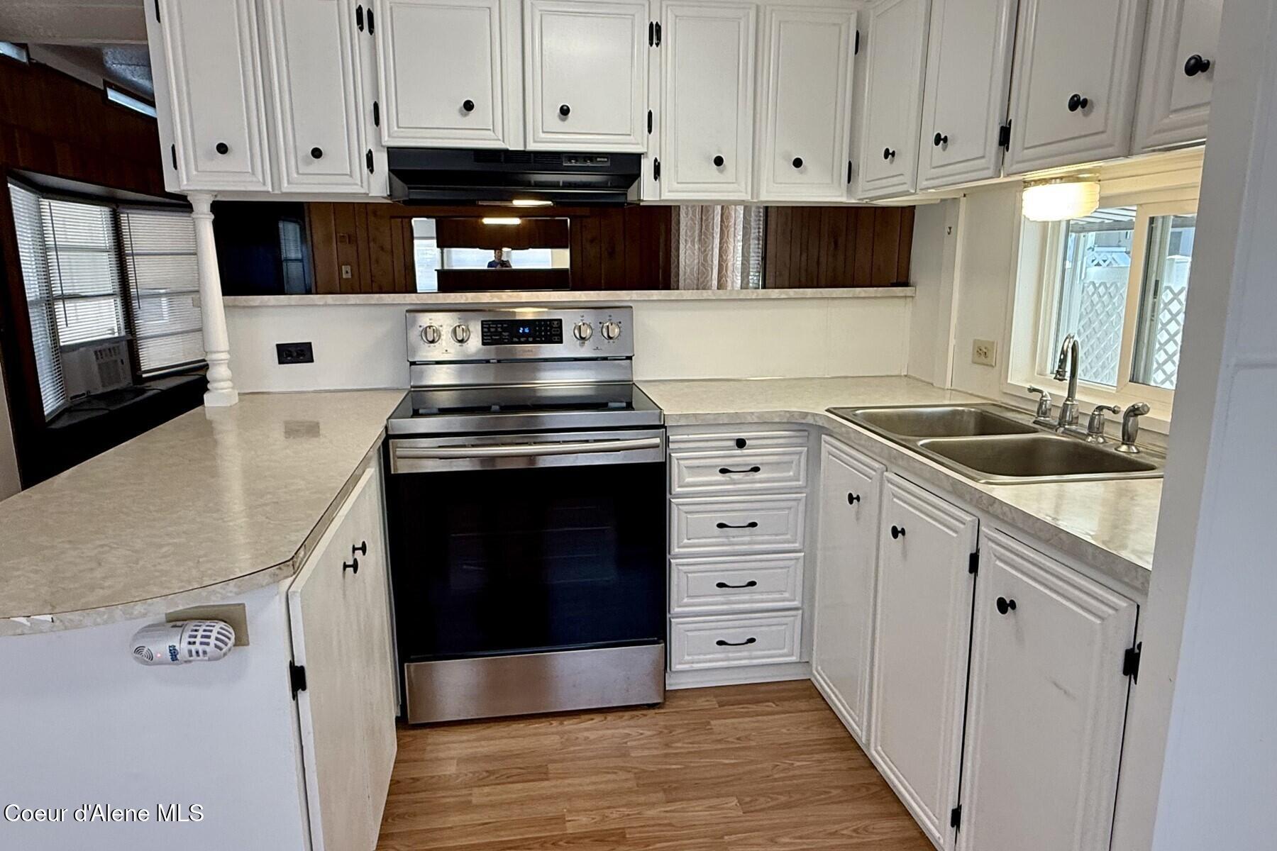 8570 North Hayden Pines Way Hayden, ID 83835 - Photo 10 of 38 Kitchen Peninsula