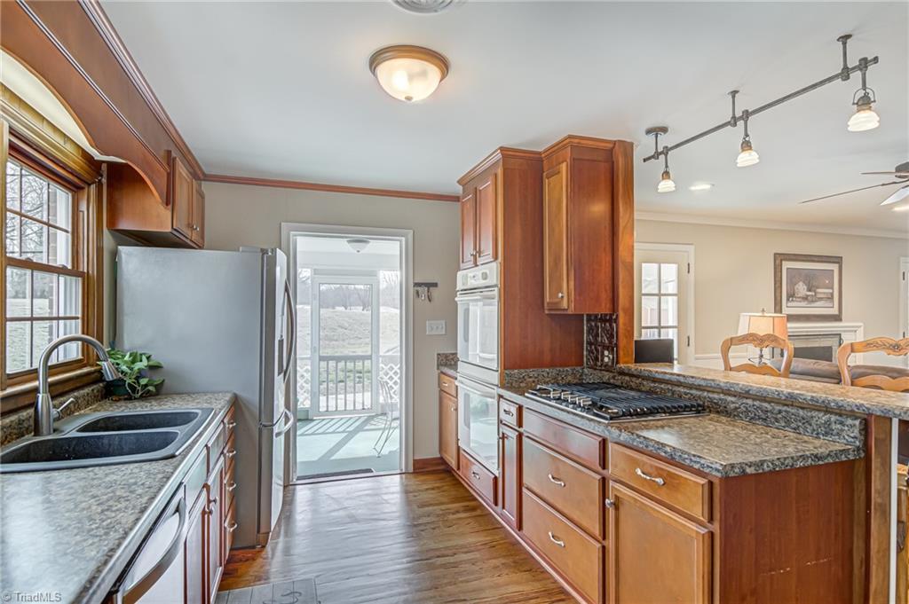 305 Pine Ridge Drive High Point, NC 27262 - Photo 11 of 35 Hardworking kitchen!with gas cooktop and double oven