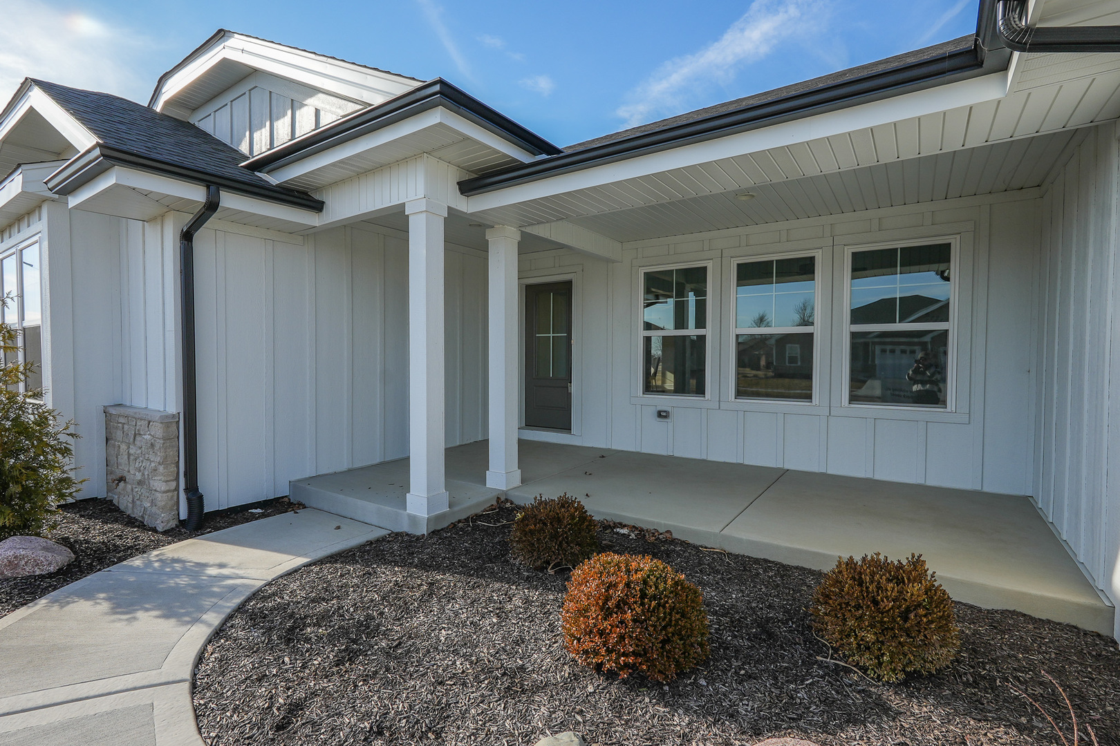 1009 Spring Street Manteno, IL 60950 - Photo 3 of 36 a front view of a house