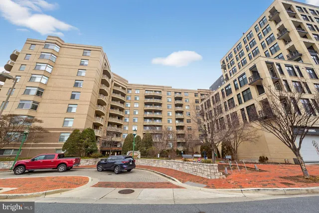 $2,850 | 7111 Woodmont Avenue, Unit 309, Bethesda, MD 20815
