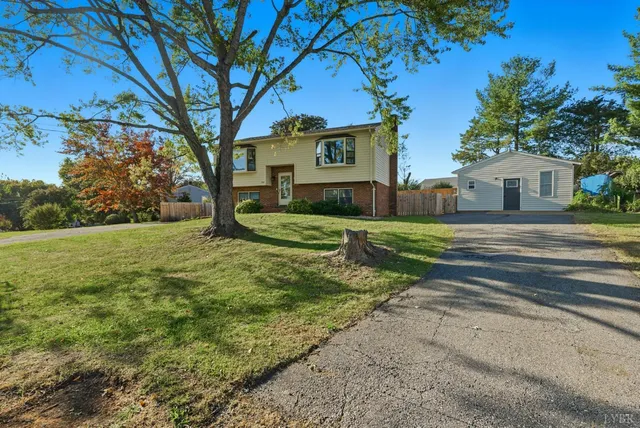 a view of a house with a yard