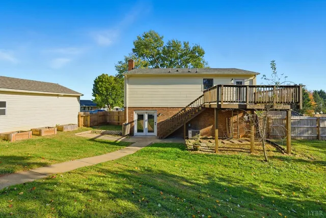 a view of a house with backyard