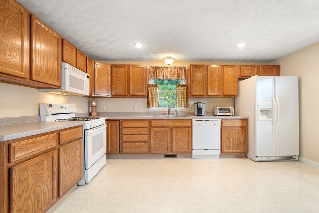 43 Cheyenne Road Worcester, MA 01606 - Photo 19 of 42 Gallery Image 19