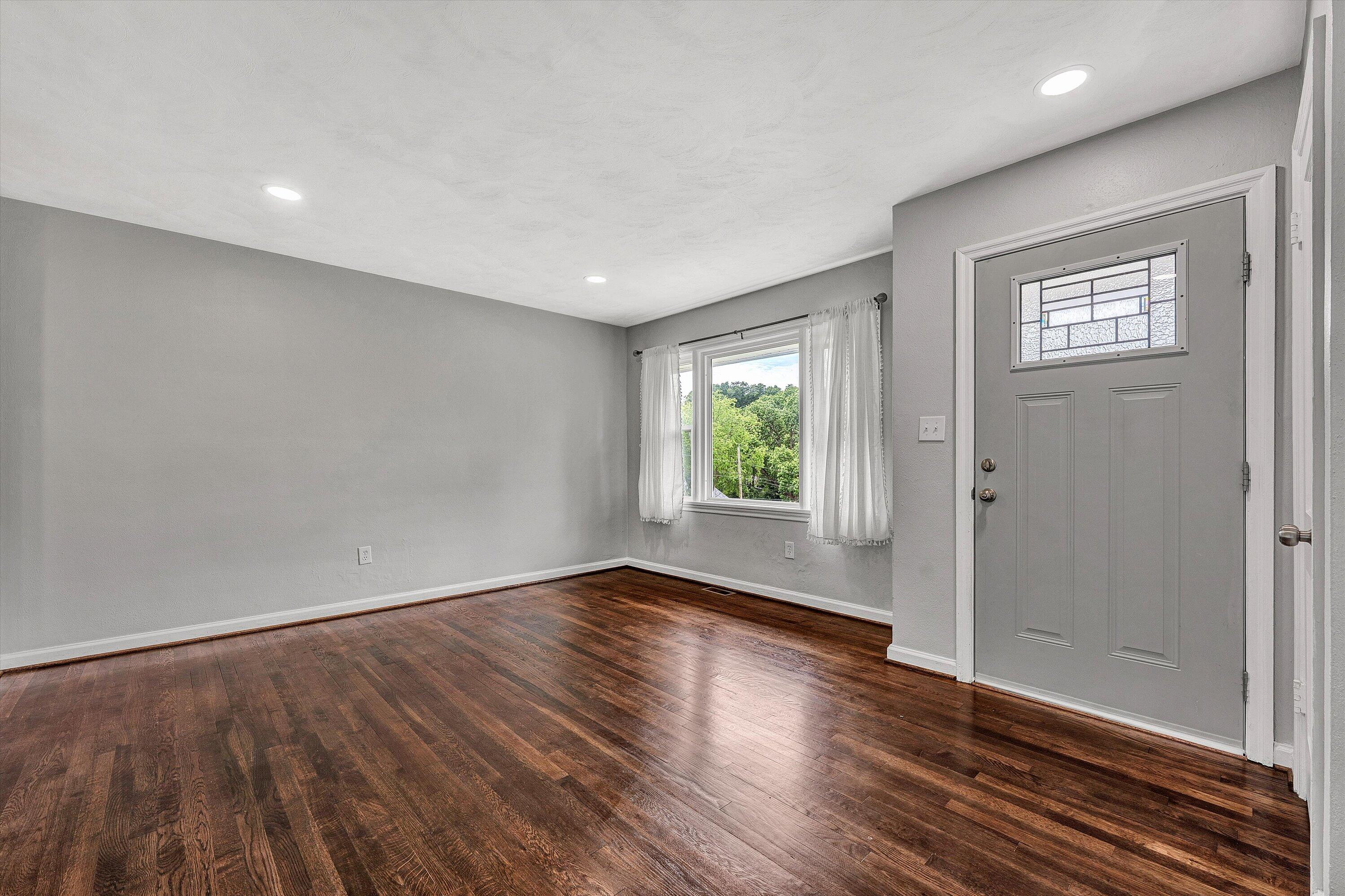1214 Hamilton Avenue Southwest Roanoke, VA 24015 - Photo 3 of 15 05-SGP-00886
