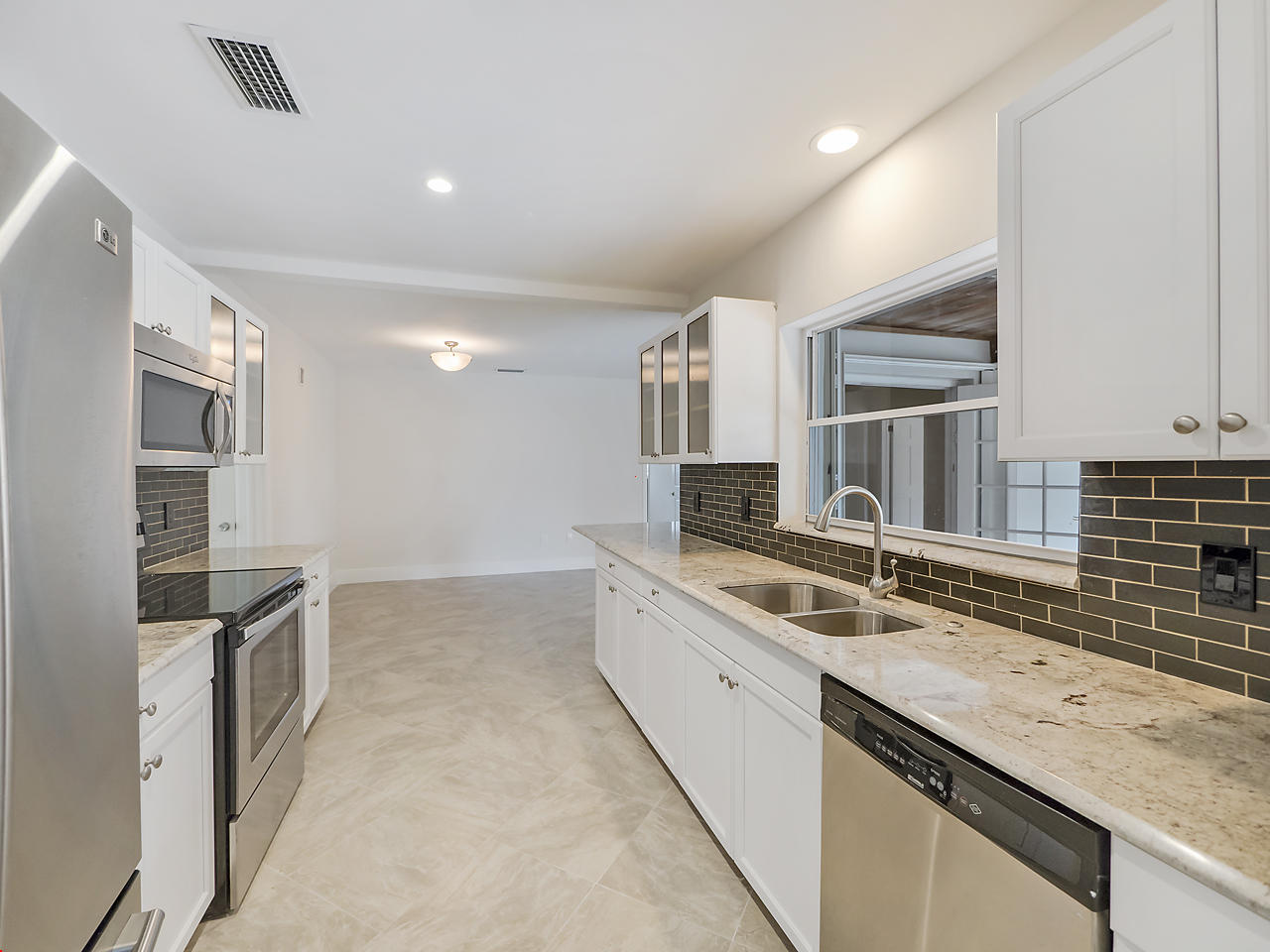370 Northwest 11th Avenue Boca Raton, FL 33486 - Photo 9 of 21 Kitchen