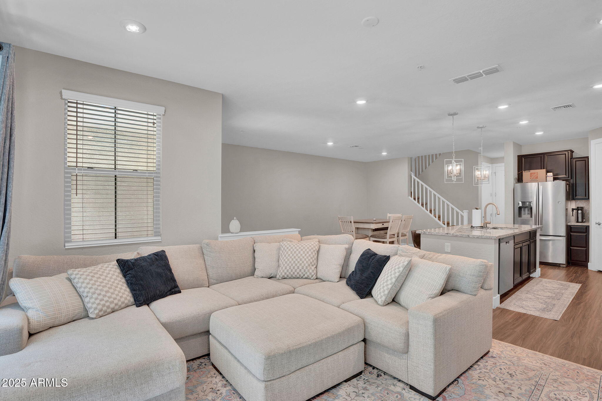 3855 South McQueen Road, Unit 73 Chandler, AZ 85286 - Photo 5 of 24 a living room with furniture white walls and kitchen view