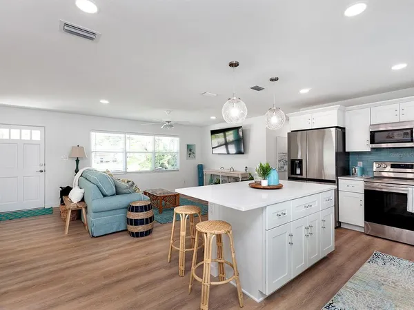 $4,500 | 3049 Wood Street, Sarasota, FL 34237