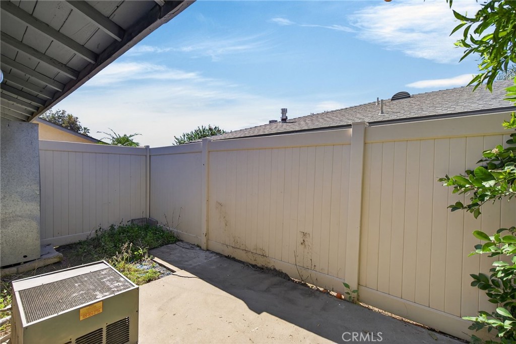 2891 Canyon Crest, Unit 32 Riverside, CA 92507 - Photo 24 of 27 a view of a backyard with plants