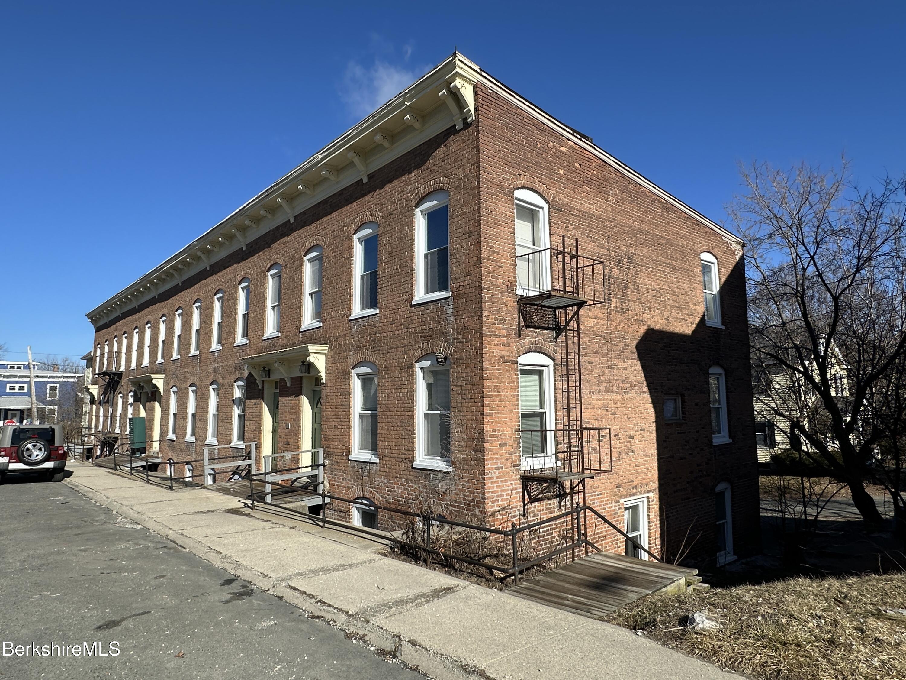 40 Reed Street Pittsfield, MA 01201 - Photo 2 of 28 Right