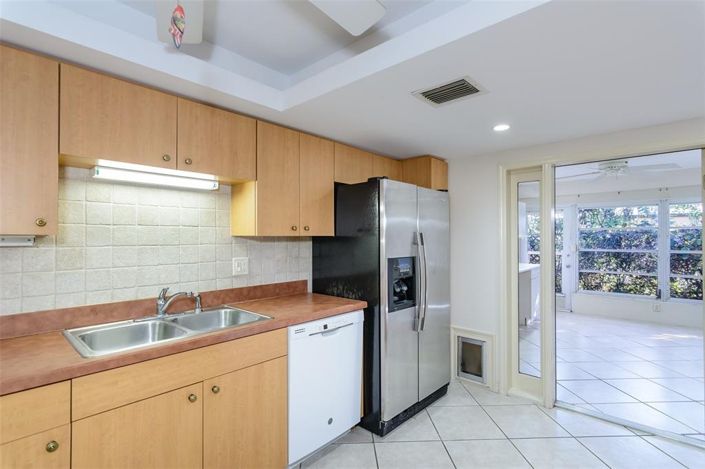 2101 Sunset Point Road, Unit 1003 Clearwater, FL 33765 - Photo 16 of 39 Kitchen