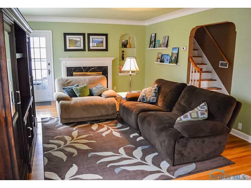 2830 Cheltenham Road Toledo, OH 43606 - Photo 4 of 20 Living Room.