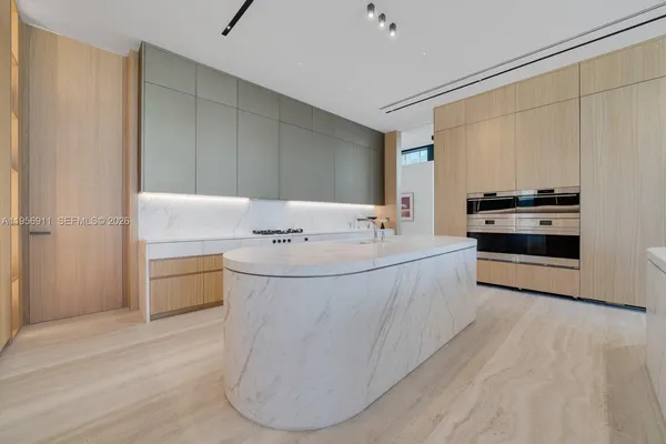 a view of a livingroom with furniture and a ceiling fan