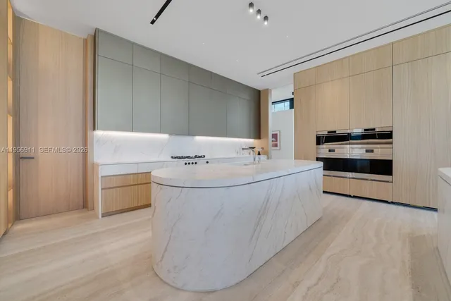 a view of a livingroom with furniture and a ceiling fan