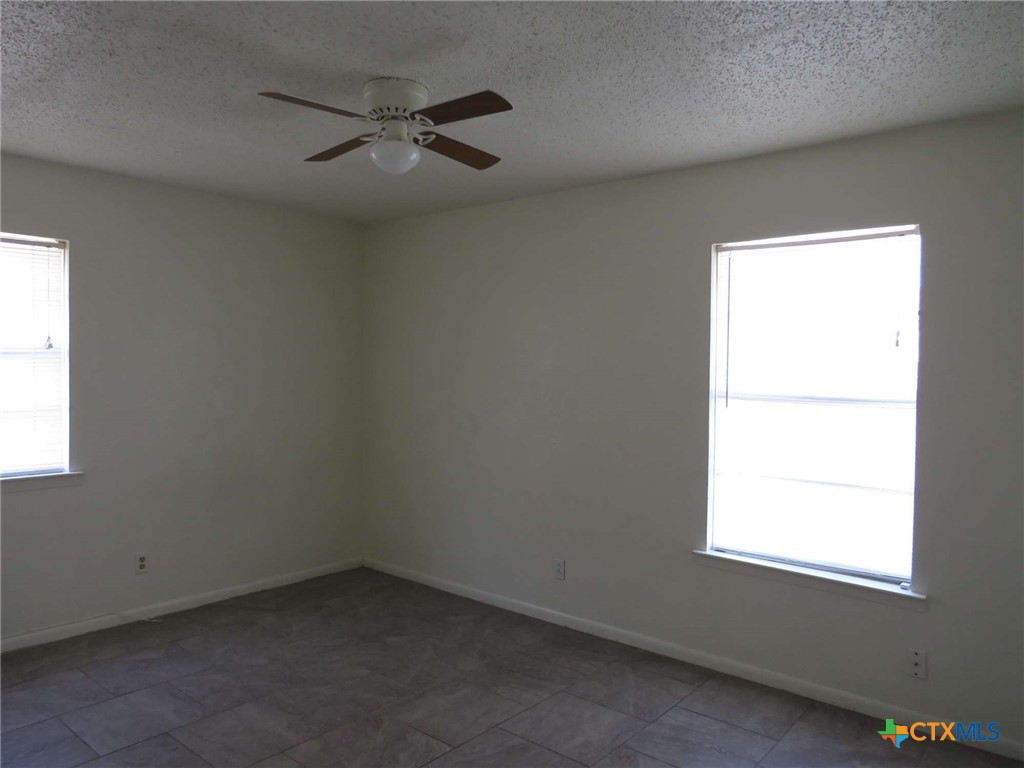 1513 Janis Drive, Unit A Killeen, TX 76549 - Photo 4 of 6 an empty room with a window
