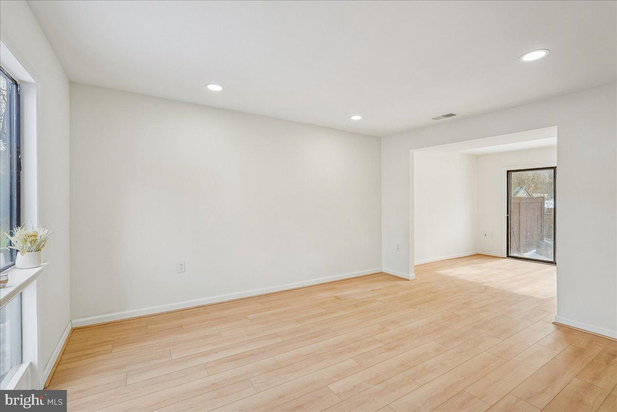 2315 Emerald Heights Court Reston, VA 20191 - Photo 4 of 36 Front Living Room