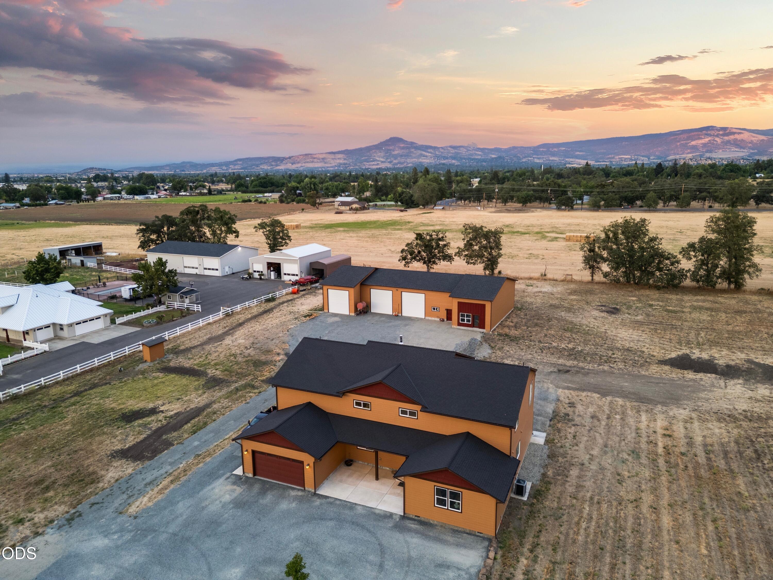 1213 Casino Road Medford, OR 97501 - Photo 4 of 77