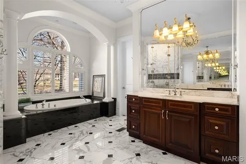 $2,399,000 | 16 Outer Ladue Drive, Frontenac, MO 63131