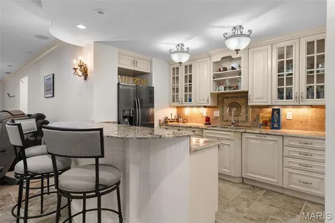 $2,399,000 | 16 Outer Ladue Drive, Frontenac, MO 63131