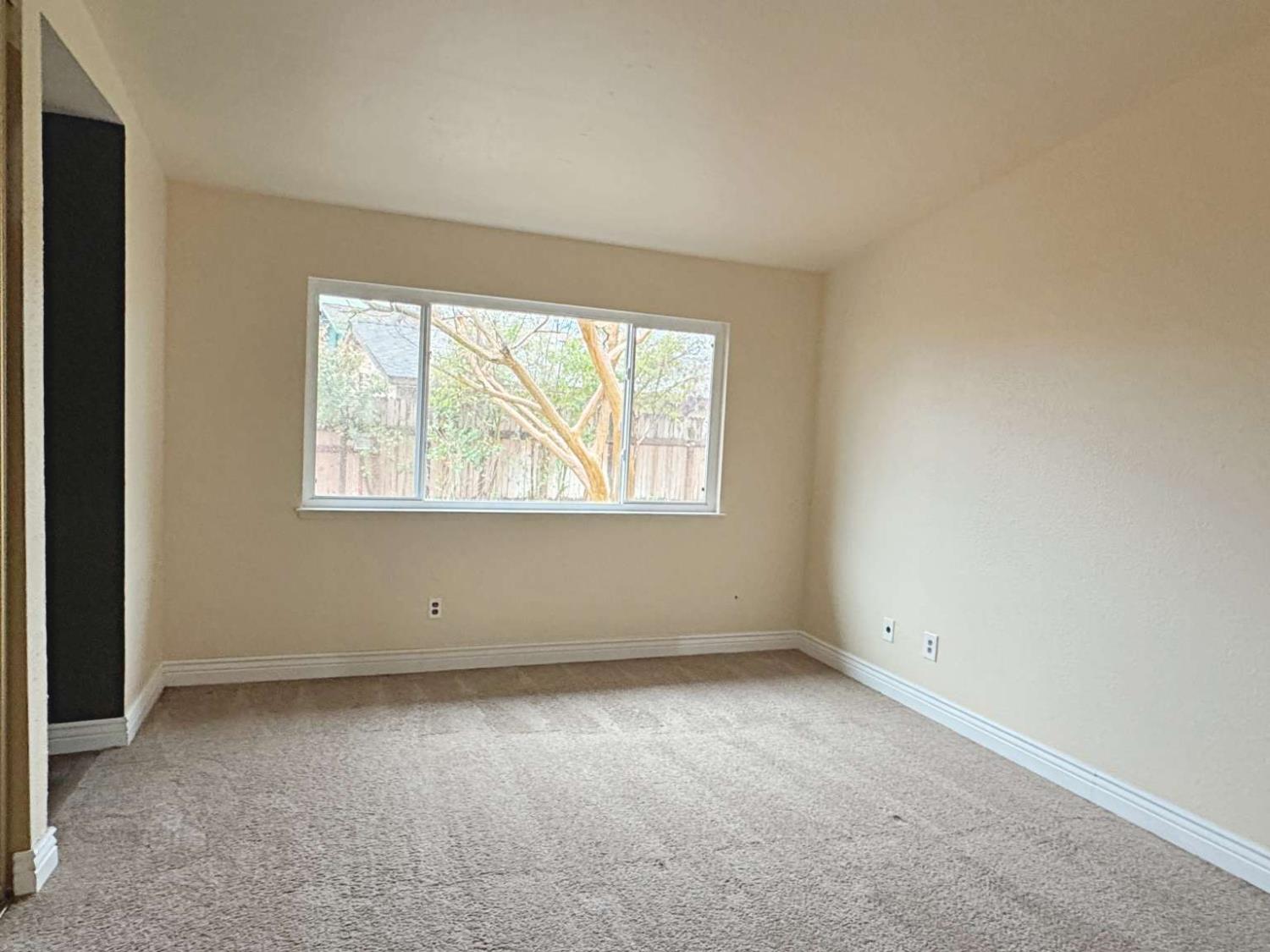 6249 Sunmist Way Citrus Heights, CA 95621 - Photo 22 of 24 an empty room with a window