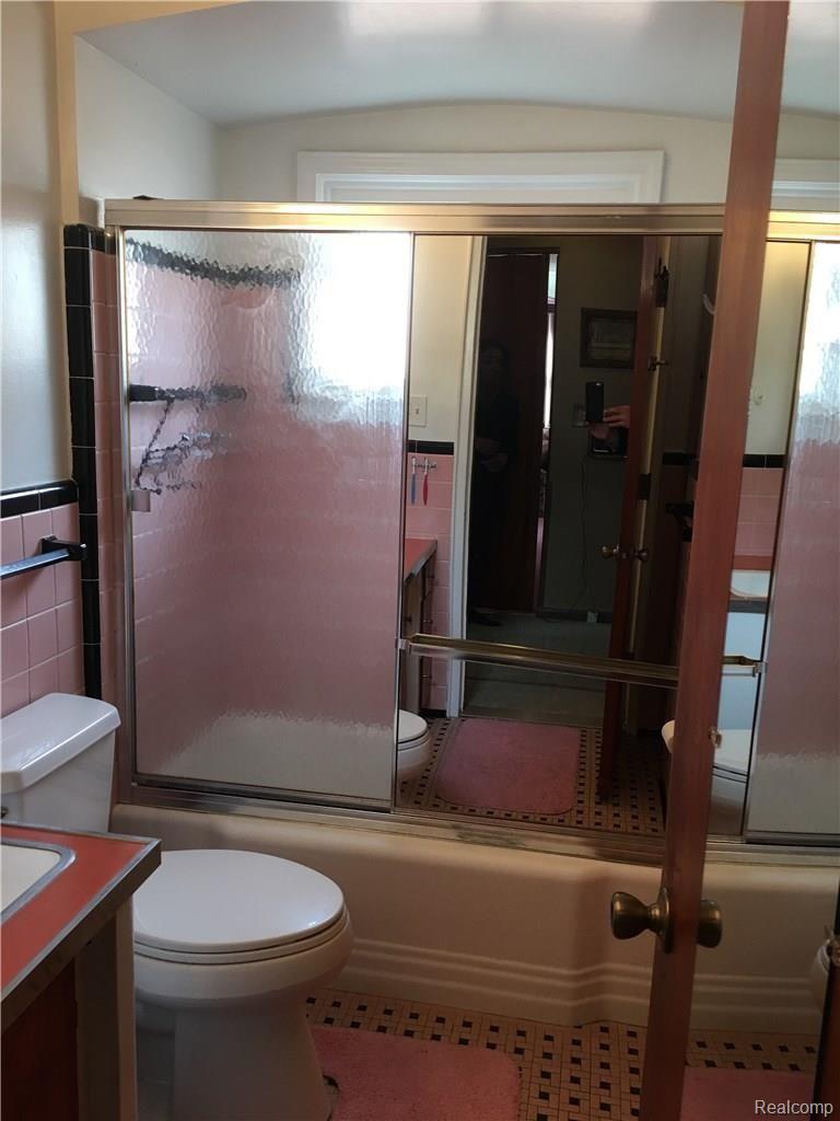 20200 Burt Road Detroit, MI 48219 - Photo 9 of 22 burt bath 4.JPG
