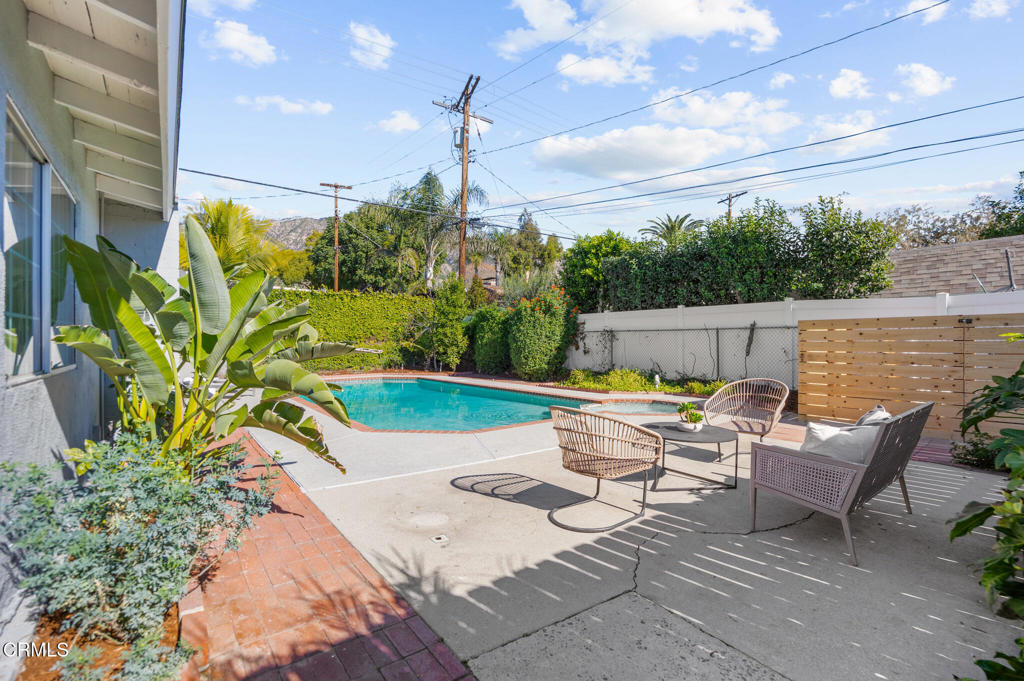 1010 Pepperhill Road Pasadena, CA 91107 - Photo 23 of 35 a view of a patio with a table and chairs