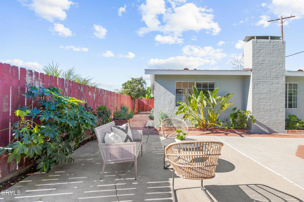 1010 Pepperhill Road Pasadena, CA 91107 - Photo 25 of 35 a view of an chairs and table in the patio