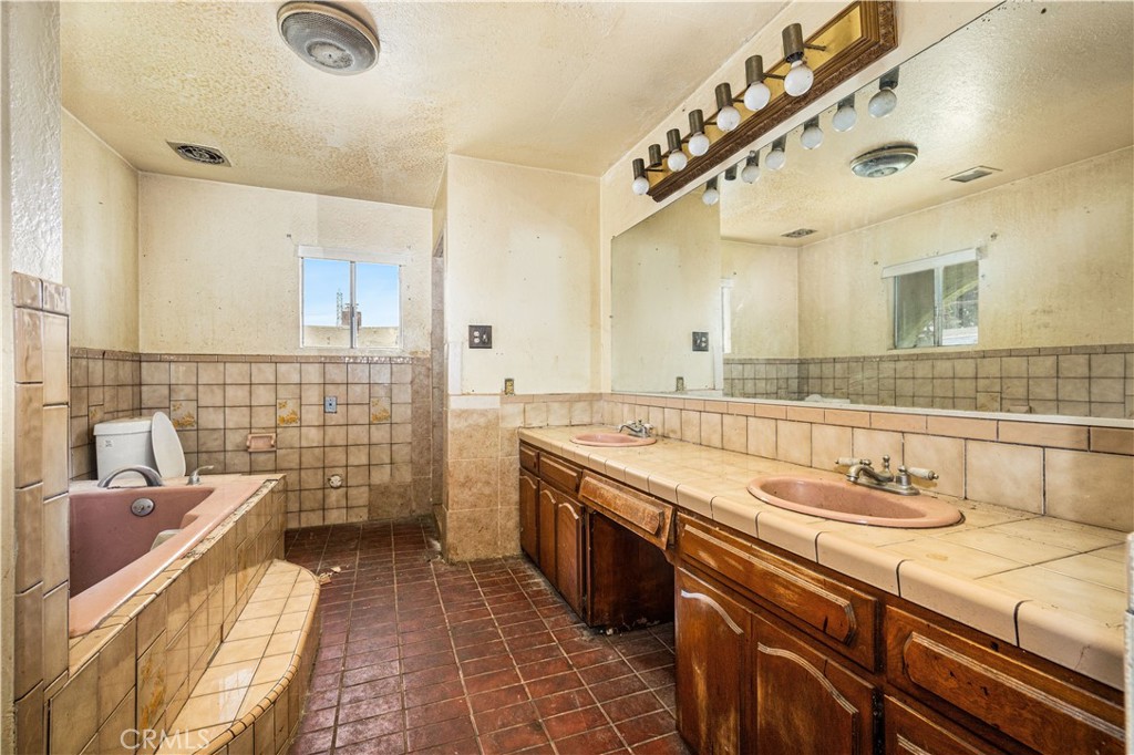1405 South Center Avenue Compton, CA 90220 - Photo 13 of 25