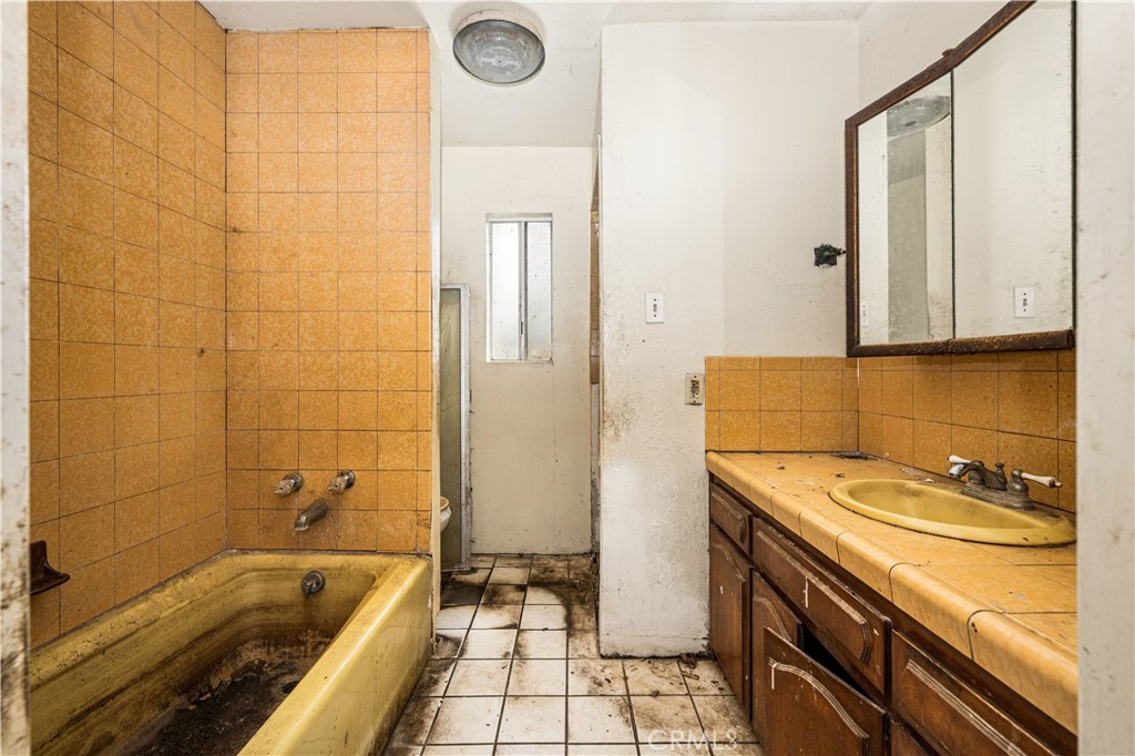 1405 South Center Avenue Compton, CA 90220 - Photo 18 of 25