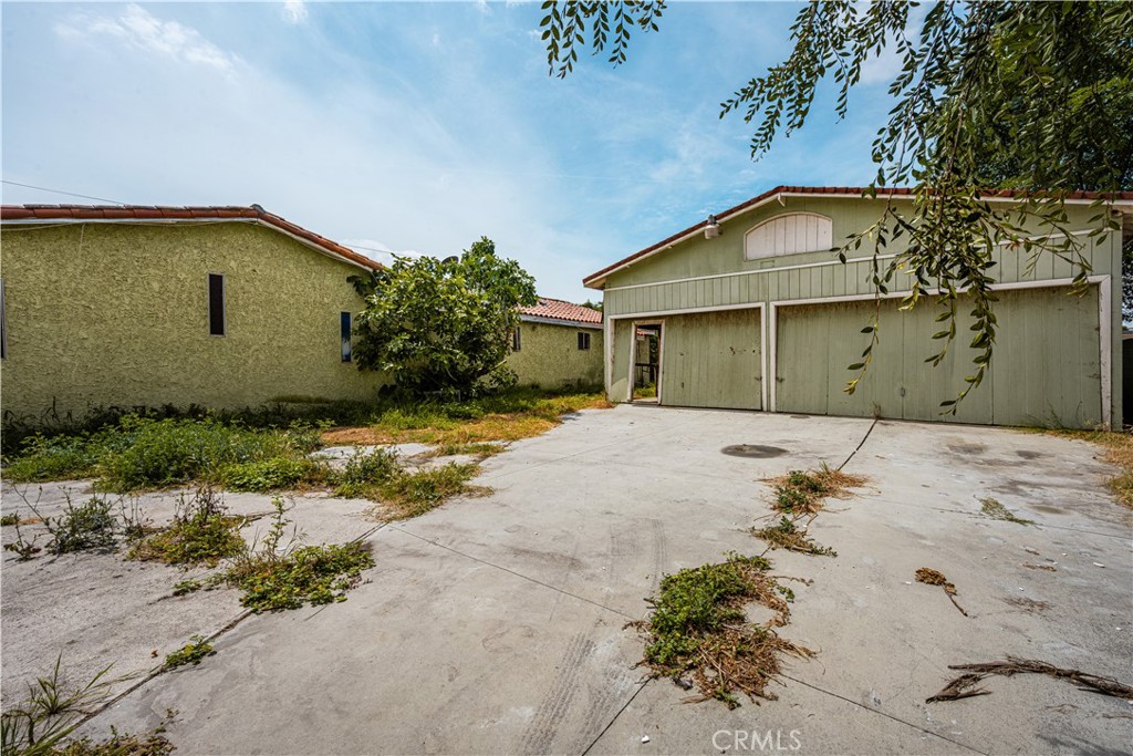 1405 South Center Avenue Compton, CA 90220 - Photo 2 of 25