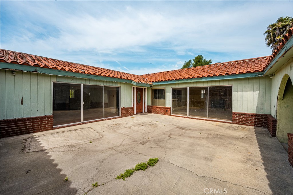 1405 South Center Avenue Compton, CA 90220 - Photo 3 of 25