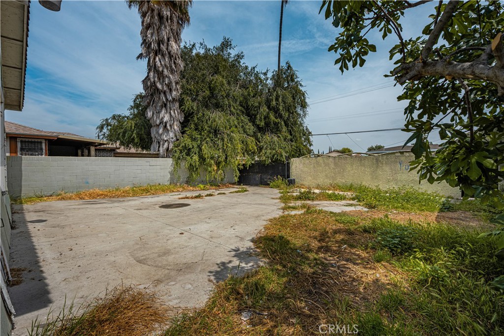 1405 South Center Avenue Compton, CA 90220 - Photo 4 of 25