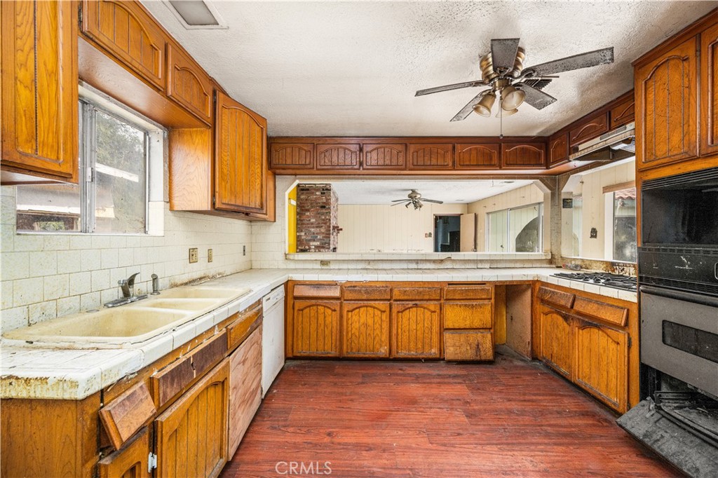 1405 South Center Avenue Compton, CA 90220 - Photo 8 of 25