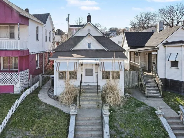 $260,000 | 2122 Summit Street, Kansas City, MO 64108
