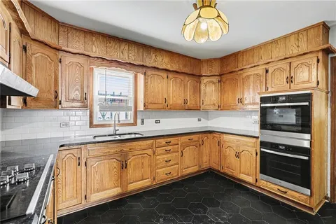 $285,000 | 2122 Summit Street, Kansas City, MO 64108