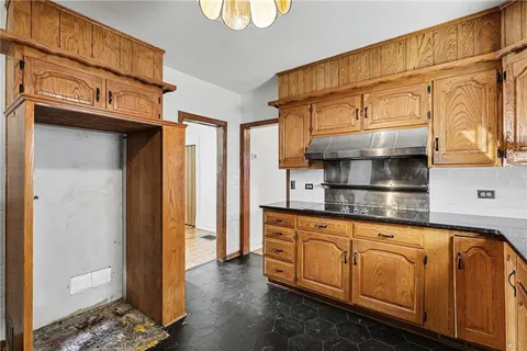 $285,000 | 2122 Summit Street, Kansas City, MO 64108
