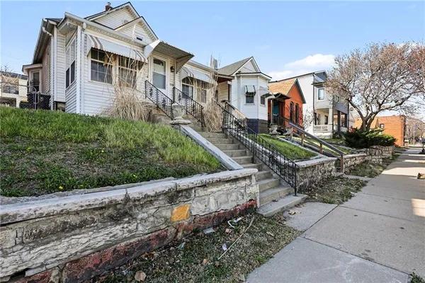 $260,000 | 2122 Summit Street, Kansas City, MO 64108