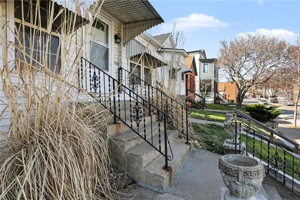 $260,000 | 2122 Summit Street, Kansas City, MO 64108