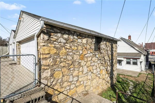 $260,000 | 2122 Summit Street, Kansas City, MO 64108