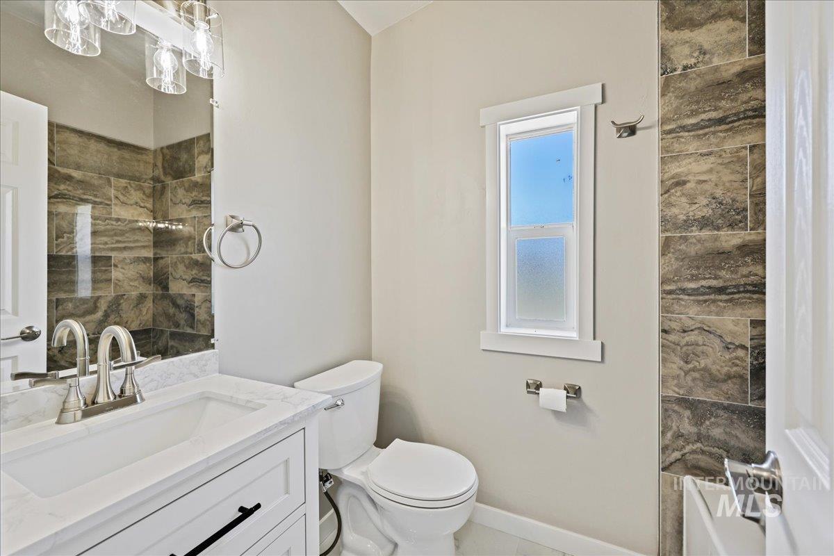 840 Highway 95 Weiser, ID 83672 - Photo 17 of 33 Full bath with vanity and toilet